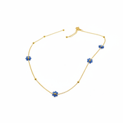 Collana fiori blu - catena oro sfondo bianco