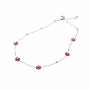 Collana fiori fucsia - catena argento sfondo bianco