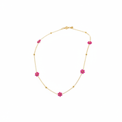 Collana fiori fucsia - catena oro sfondo bianco