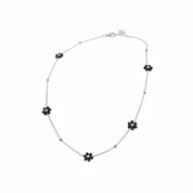 Collana fiori neri - catena argento sfondo bianco