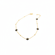 Collana fiori neri - catena oro sfondo bianco