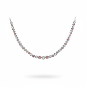 Collana floating su fondo bianco — vista frontale