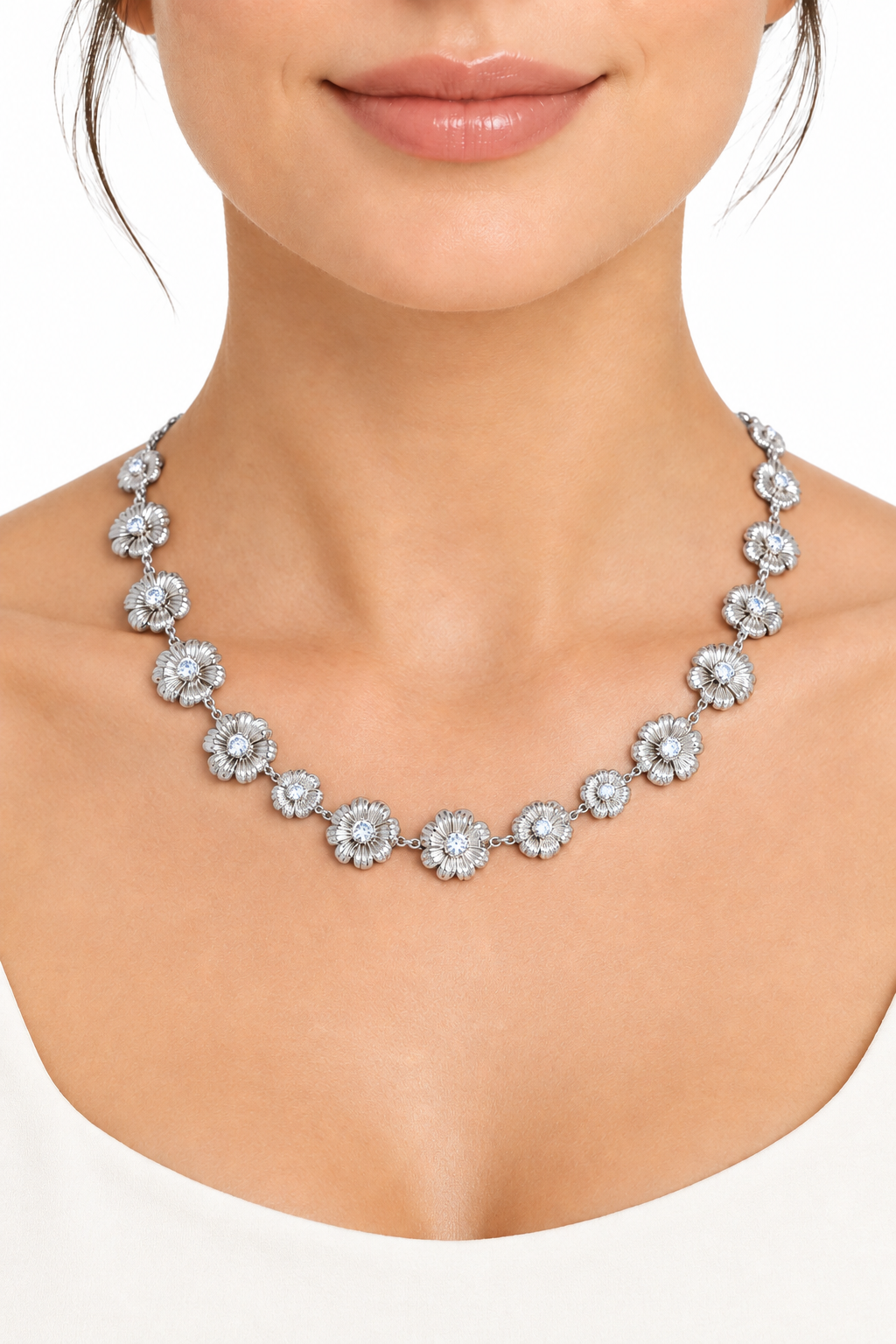 Collana floreale color argento indossata su sfondo bianco