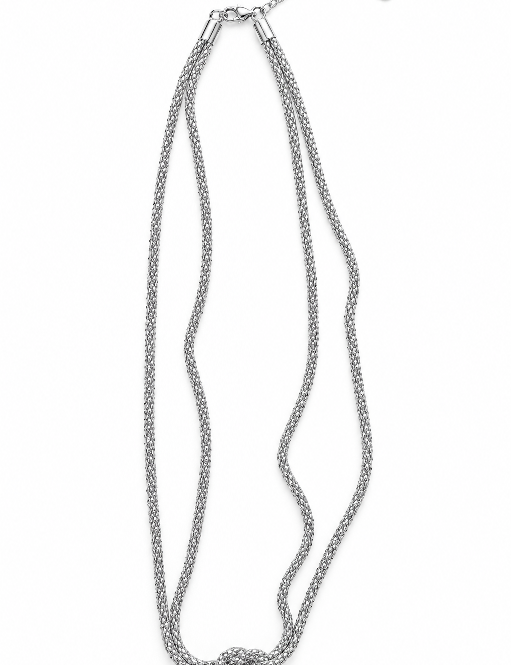 Collana Intreccio con metallo argento su sfondo bianco