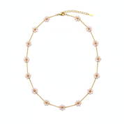 Collana oro fiori rosa cipria su sfondo bianco