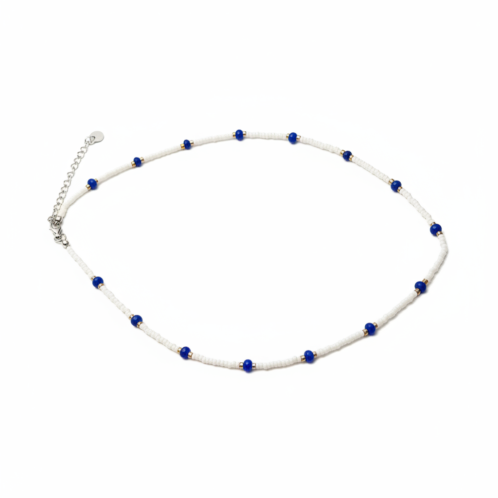 Collana perline bianche e blu su sfondo bianco