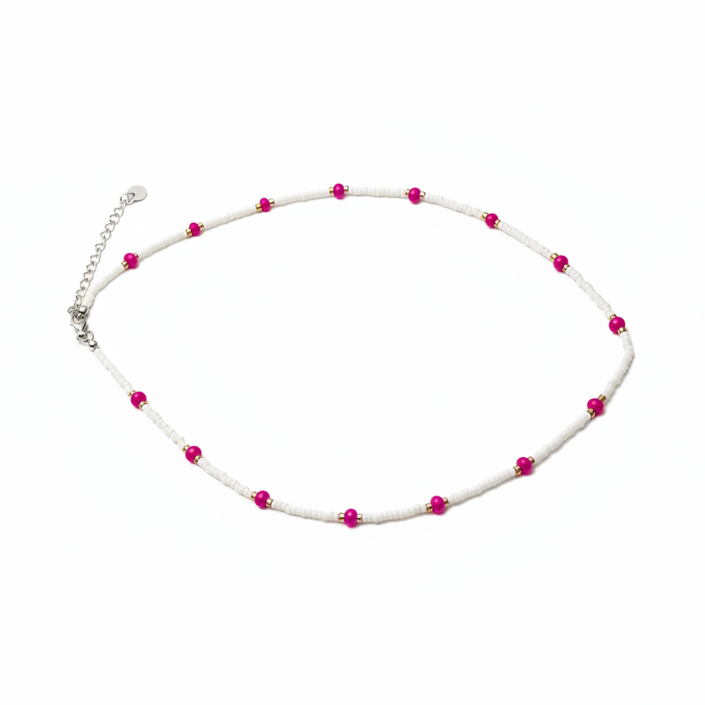 Collana perline bianche e fucsia su sfondo bianco