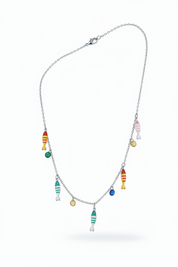 Collana pesciolini multicolore argento – fondo bianco