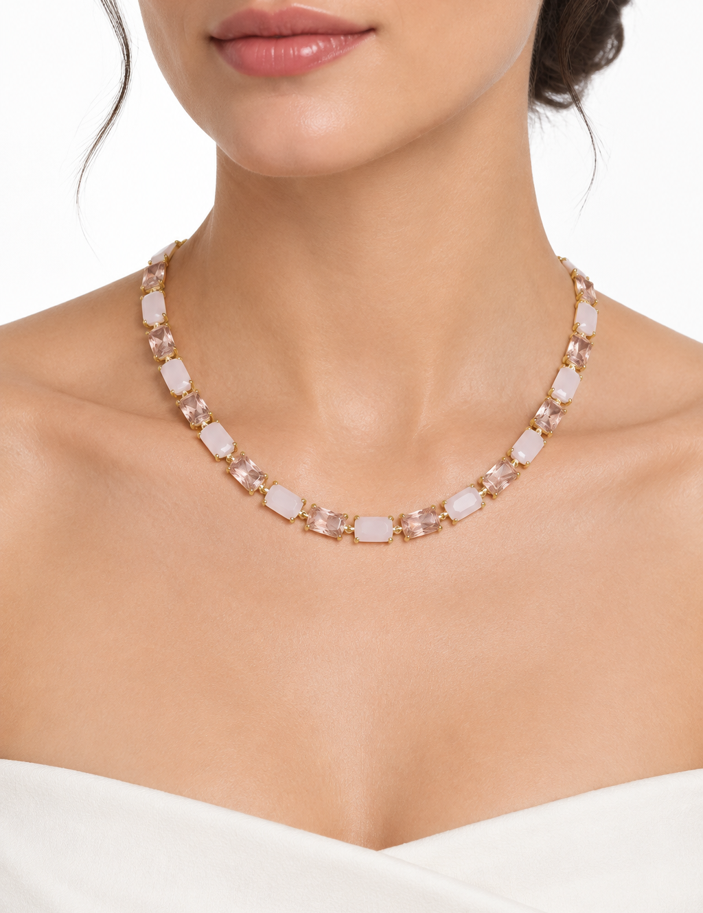 Collana rosa e oro indossata da una modella