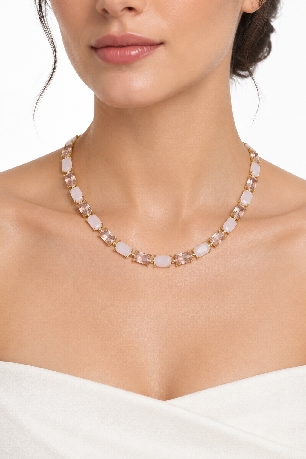 Collana rosa e oro indossata da una modella