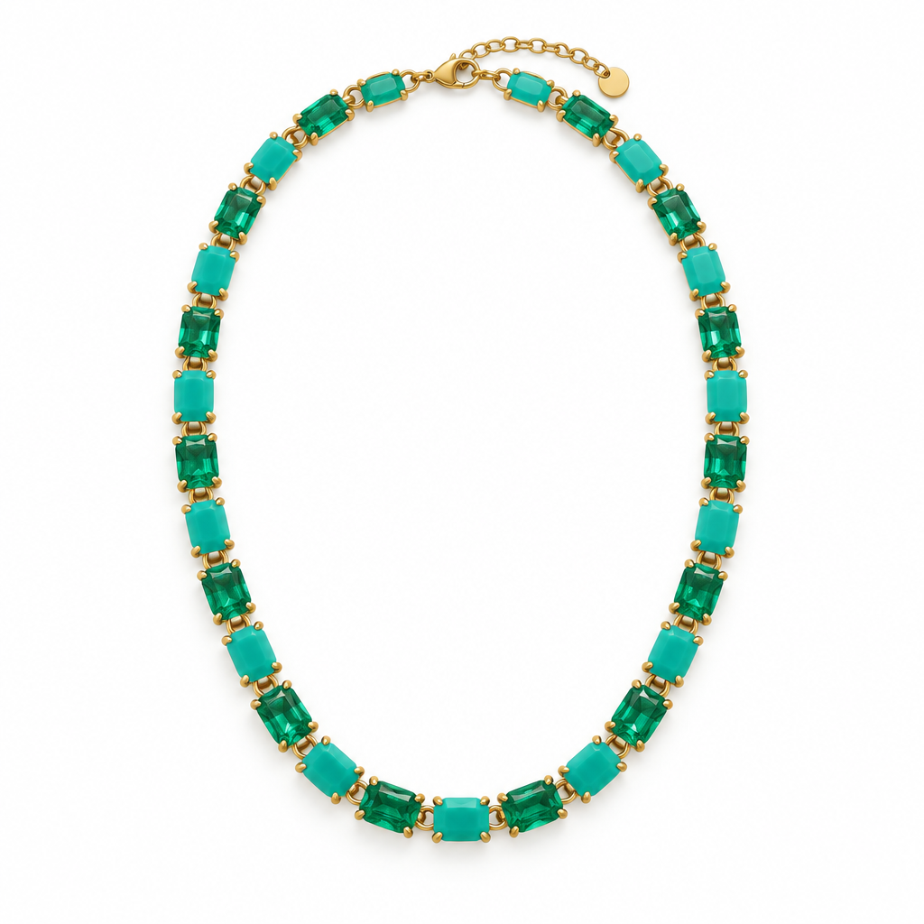 Collana verde e turchese con montatura dorata su sfondo bianco