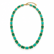 Collana verde e turchese con montatura dorata su sfondo bianco