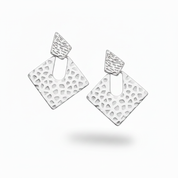 Coppia orecchini argento sfondo bianco
