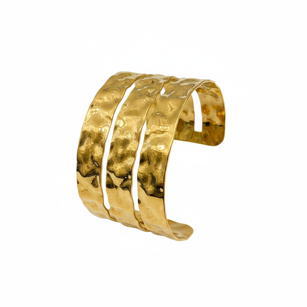 Cuff martellato oro flat lay