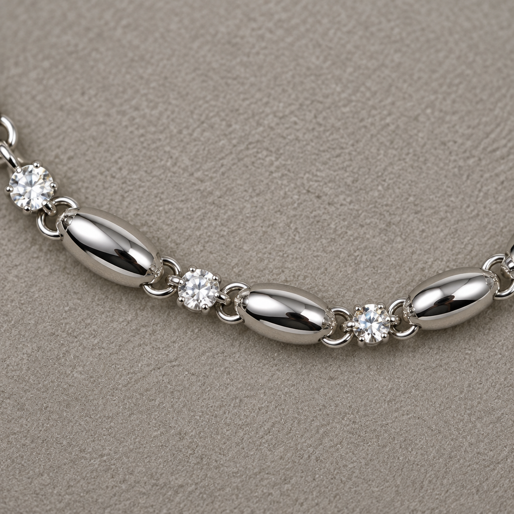 Dettaglio della collana argentata