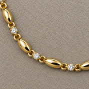 Dettaglio della collana dorata