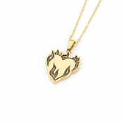 Dettaglio macro cuore fiamme oro