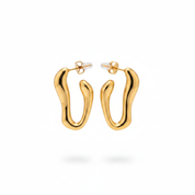 Orecchini oro fluttuanti – sfondo bianco