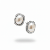 Orecchini perla montatura argento, angolazione 3/4